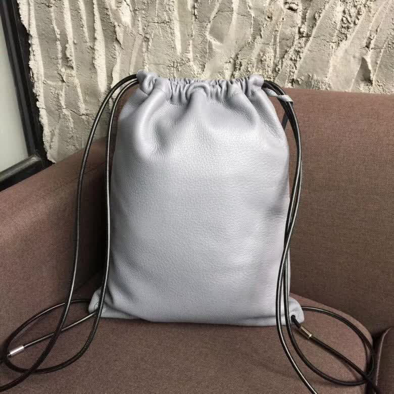 BALENCIAG巴黎世家 進口小牛皮材質 雙肩背包 抽繩開合袋口  BL1782